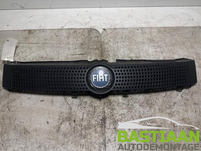Używane Grill Fiat Panda (169) 1.2, Classic Cena € 24,97 Procedura marży oferowane przez Bastiaan Autodemontage