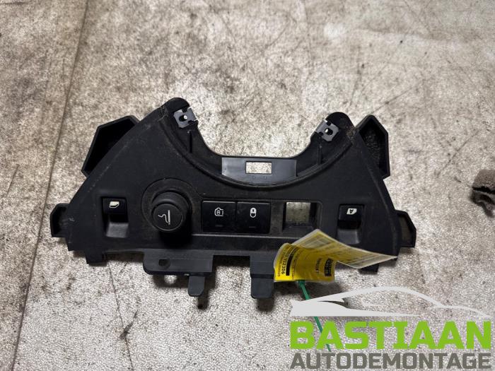 Usados Interruptor combinado de ventanillas Peugeot Partner (GC/GF/GG/GJ/GK) 1.6 HDI 75 Phase 1 Precio € 24,97 Norma de margen ofrecido por Bastiaan Autodemontage