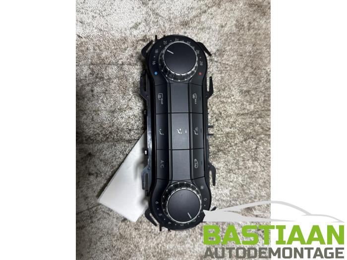 Begagnade Värmekontrollpanel Mercedes CLA (117.3) 1.6 CLA-180 16V Pris € 34,97 Marginaltabell erbjuds av Bastiaan Autodemontage