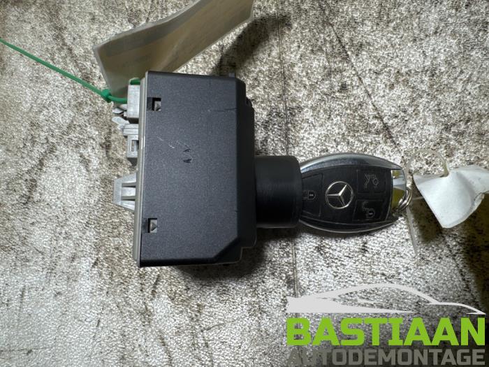 Używane Stacyjka + Kluczyk Mercedes CLA (117.3) 1.6 CLA-180 16V Cena € 94,97 Procedura marży oferowane przez Bastiaan Autodemontage
