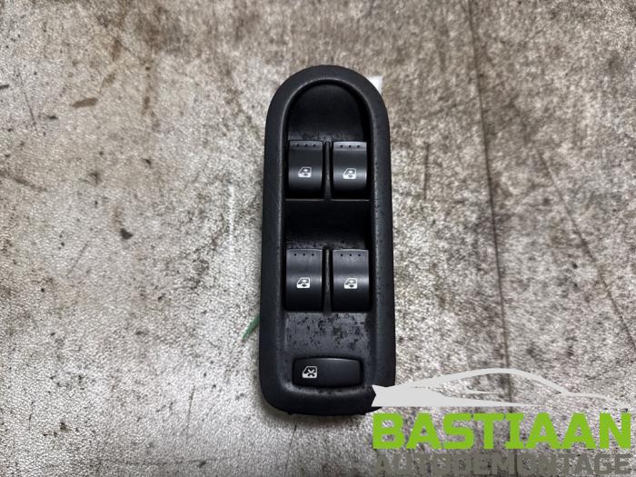 Usados Interruptor combinado de ventanillas Renault Megane II CC (EM) 1.6 16V Precio € 24,97 Norma de margen ofrecido por Bastiaan Autodemontage