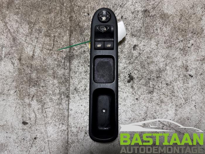 Usados Interruptor de ventanilla eléctrica Peugeot 207/207+ (WA/WC/WM) 1.6 16V VTi Precio € 49,97 Norma de margen ofrecido por Bastiaan Autodemontage