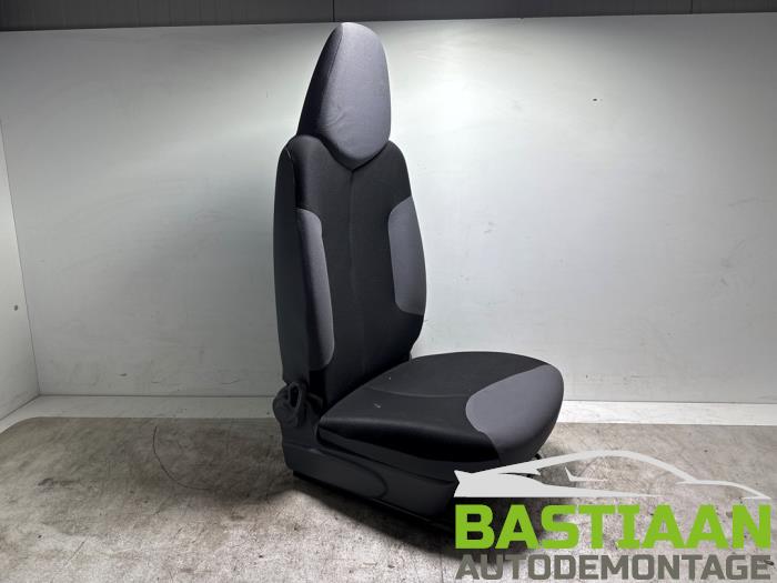 Używane Fotel prawy Peugeot 107 1.0 12V Cena € 49,97 Procedura marży oferowane przez Bastiaan Autodemontage