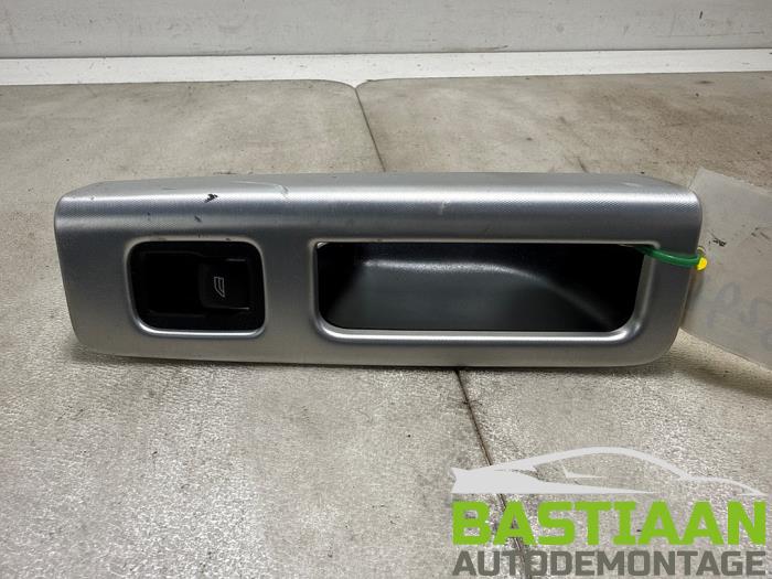 Usados Interruptor de ventanilla eléctrica Volvo V50 Precio € 14,97 Norma de margen ofrecido por Bastiaan Autodemontage