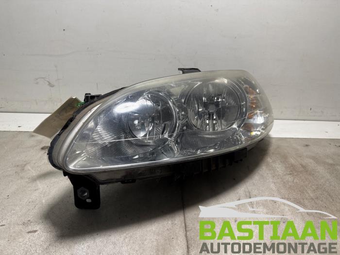 Używane Reflektor lewy Fiat Croma (194) 2.2 MPI 16V Cena € 49,97 Procedura marży oferowane przez Bastiaan Autodemontage