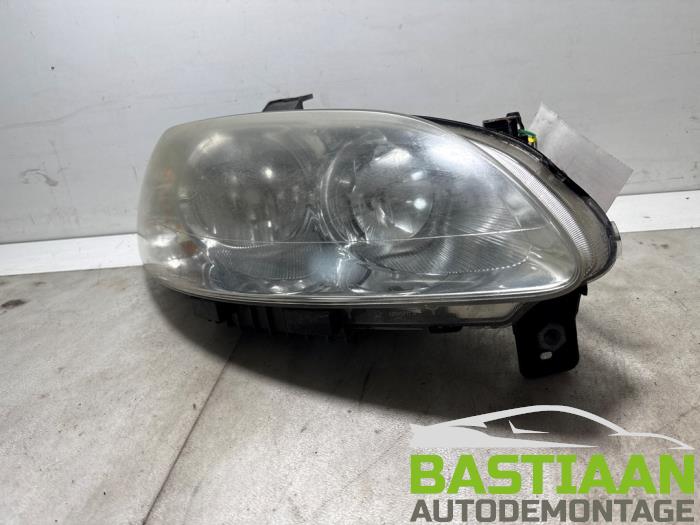 Używane Reflektor prawy Fiat Croma (194) 2.2 MPI 16V Cena € 49,97 Procedura marży oferowane przez Bastiaan Autodemontage