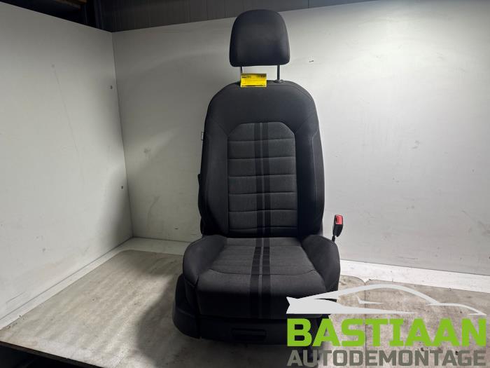 Używane Fotel prawy Volkswagen Caddy III (2KA,2KH,2CA,2CH) 1.6 TDI 16V Cena na żądanie oferowane przez Bastiaan Autodemontage