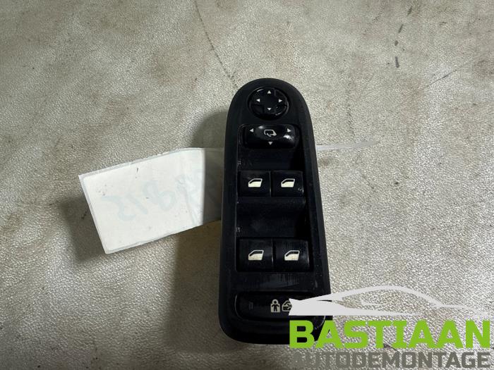 Usados Interruptor combinado de ventanillas Peugeot 308 SW (4E/H) 1.6 VTI 16V Precio € 44,97 Norma de margen ofrecido por Bastiaan Autodemontage