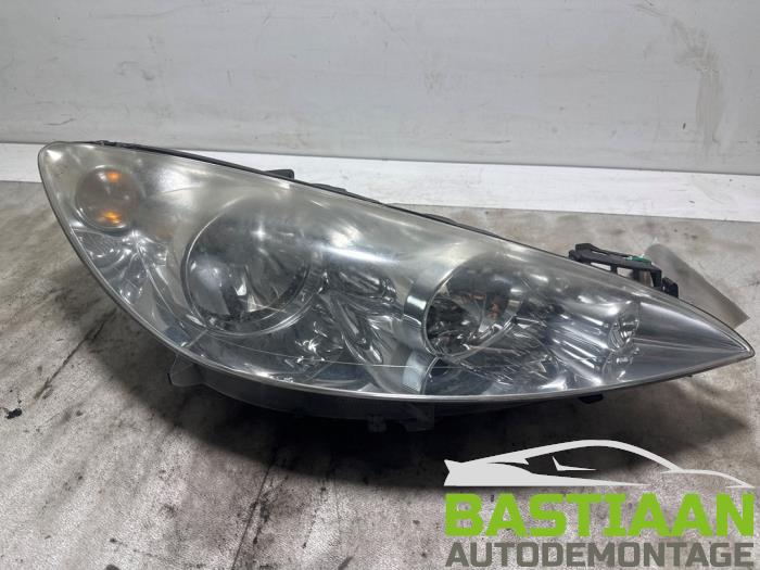 Używane Reflektor prawy Peugeot 308 SW (4E/H) 1.6 VTI 16V Cena € 39,97 Procedura marży oferowane przez Bastiaan Autodemontage