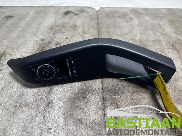 Usados Interruptor combinado de ventanillas Ford Fiesta 7 1.0 EcoBoost 12V 100 Precio € 44,97 Norma de margen ofrecido por Bastiaan Autodemontage