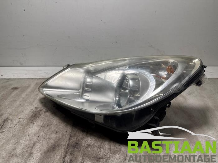Używane Reflektor lewy Opel Corsa D 1.2 16V Cena € 59,97 Procedura marży oferowane przez Bastiaan Autodemontage