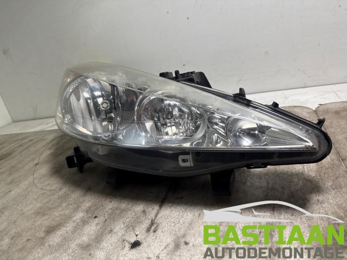 Używane Reflektor prawy Peugeot 207 SW (WE/WU) 1.4 16V Vti Cena € 59,97 Procedura marży oferowane przez Bastiaan Autodemontage