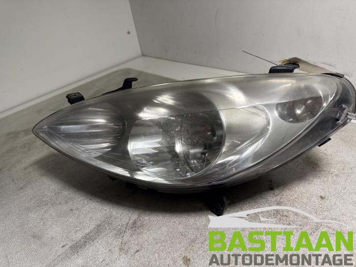 Używane Reflektor lewy Peugeot 307 SW (3H) 2.0 16V Cena € 39,99 Procedura marży oferowane przez Bastiaan Autodemontage