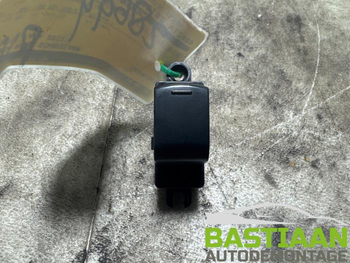 Usados Interruptor de ventanilla eléctrica Nissan Note (E12) 1.2 68 Precio € 14,97 Norma de margen ofrecido por Bastiaan Autodemontage
