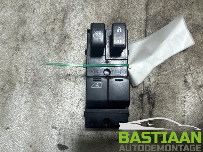Usados Interruptor combinado de ventanillas Nissan Note (E12) 1.2 68 Precio € 34,97 Norma de margen ofrecido por Bastiaan Autodemontage