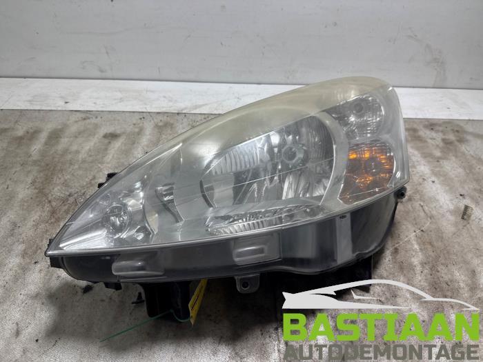 Używane Reflektor lewy Peugeot Partner (GC/GF/GG/GJ/GK) 1.6 HDI 75 Phase 1 Cena € 74,97 Procedura marży oferowane przez Bastiaan Autodemontage