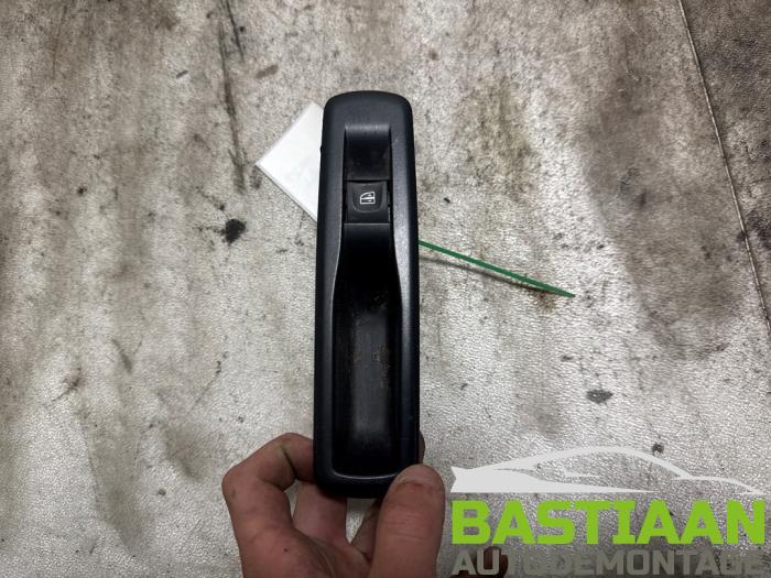 Usados Interruptor de ventanilla eléctrica Renault Grand Scénic III (JZ) 1.2 16V TCe 115 Precio € 14,97 Norma de margen ofrecido por Bastiaan Autodemontage