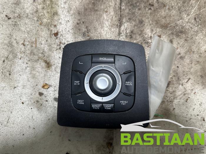 Begagnade Kontrollenhet, multimedia Renault Grand Scénic III (JZ) 1.2 16V TCe 115 Pris € 49,97 Marginaltabell erbjuds av Bastiaan Autodemontage