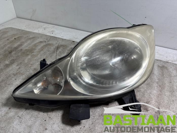 Używane Reflektor lewy Peugeot 107 1.0 12V Cena € 39,97 Procedura marży oferowane przez Bastiaan Autodemontage