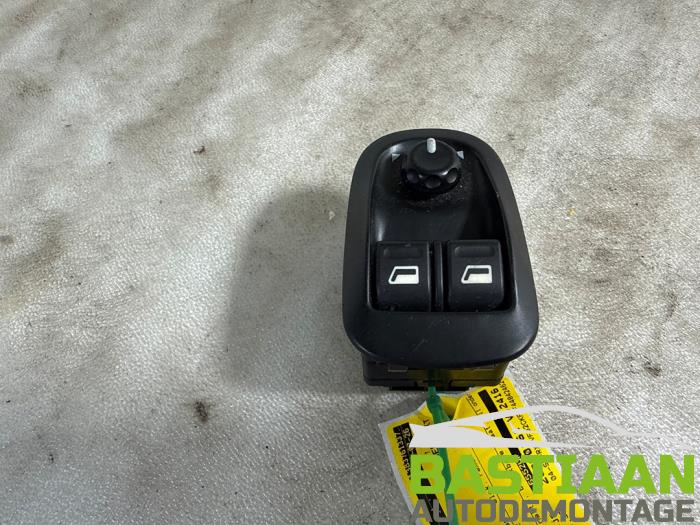 Usados Interruptor de ventanilla eléctrica Peugeot 206 (2A/C/H/J/S) 1.4 XR,XS,XT,Gentry Precio € 19,97 Norma de margen ofrecido por Bastiaan Autodemontage