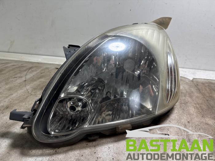 Używane Reflektor lewy Toyota Yaris (P1) 1.3 16V VVT-i Cena € 49,99 Procedura marży oferowane przez Bastiaan Autodemontage