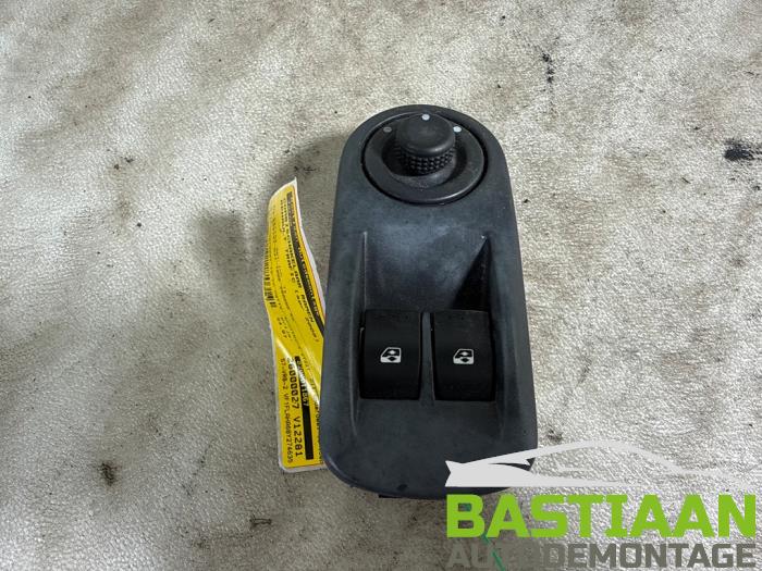 Usados Interruptor combinado de ventanillas Renault Trafic New (FL) 2.0 dCi 16V 115 Precio € 24,97 Norma de margen ofrecido por Bastiaan Autodemontage