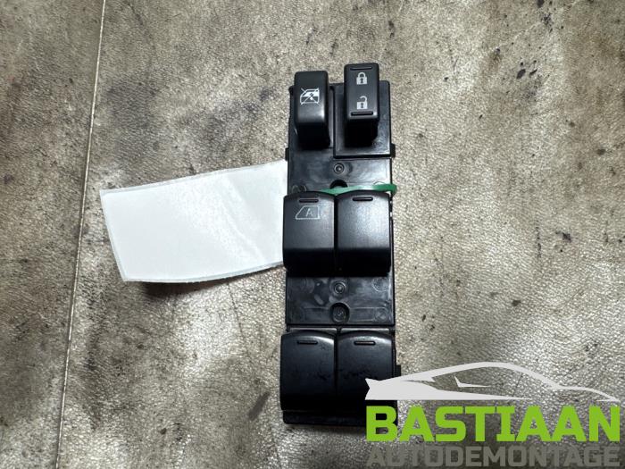 Usados Interruptor combinado de ventanillas Nissan Note (E12) 1.2 68 Precio € 34,97 Norma de margen ofrecido por Bastiaan Autodemontage