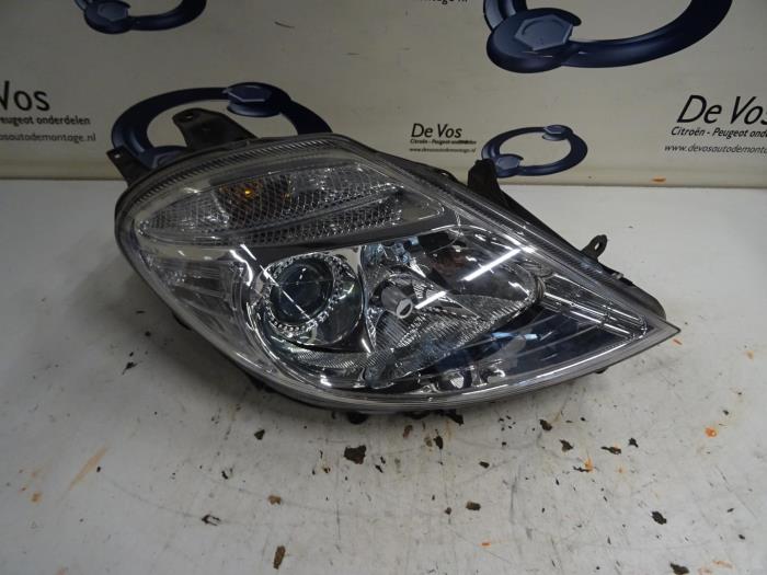 Używane Reflektor prawy Citroen C8 (EA/EB) 3.0 V6 24V Cena € 250,00 Procedura marży oferowane przez De Vos Onderdelen
