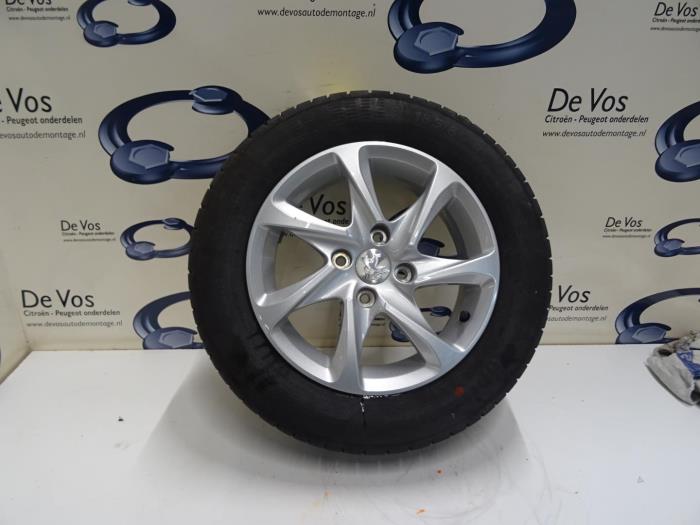 Llanta y neumático de un Peugeot 208 2016