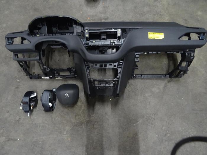 Juego y módulo de airbag de un Peugeot 208 2014