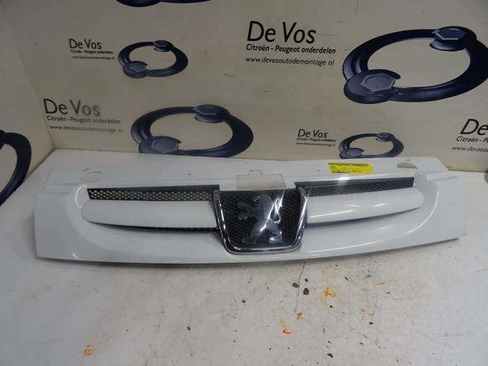 Begagnade Grill Peugeot Partner (GC/GF/GG/GJ/GK) 1.6 Hdi, BlueHDI 75 Pris € 35,00 Marginaltabell erbjuds av De Vos Onderdelen