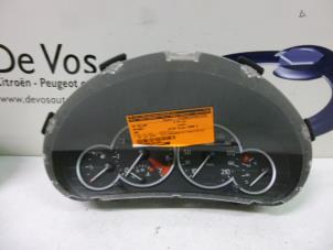 Usagé Compteur kilométrique KM Peugeot 206 (2A/C/H/J/S) 1.4 16V Prix € 55,00 Règlement à la marge proposé par De Vos Autodemontagebedrijf