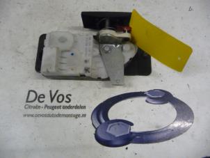Używane Mechanizm zamka tylnej klapy Peugeot 607 (9D/U) 2.0 HDiF 16V Cena € 25,00 Procedura marży oferowane przez De Vos Autodemontagebedrijf