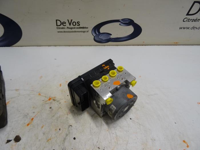 Usagé Pompe ABS Citroen C4 Cactus (0B/0P) 1.6 Blue Hdi 100 Prix € 250,00 Règlement à la marge proposé par De Vos Onderdelen