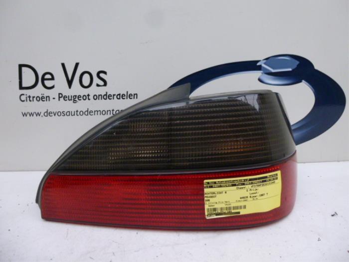 Luz trasera derecha de un Peugeot 306 (7B) 1.6i SR,ST 1997