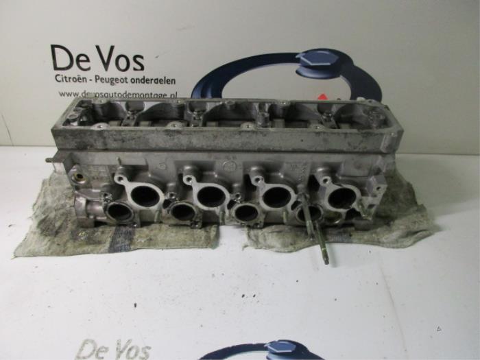 Cylinder head from a Peugeot 307 (3A/C/D) 2.0 HDi 110 FAP 2003