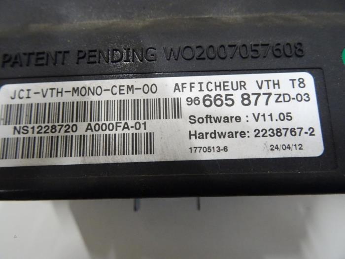 Wyswietlacz przezierny typu HUD z Peugeot 5008 2012