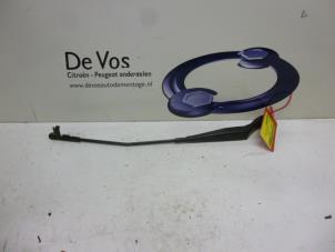 Gebrauchte Scheibenwischerarm vorne Peugeot 207/207+ (WA/WC/WM) 1.6 16V Preis € 10,00 Margenregelung angeboten von De Vos Autodemontagebedrijf