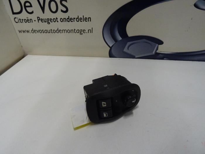Usados Interruptor combinado de ventanillas Peugeot 206 (2A/C/H/J/S) 1.6 XS,XT Precio € 55,00 Norma de margen ofrecido por De Vos Onderdelen