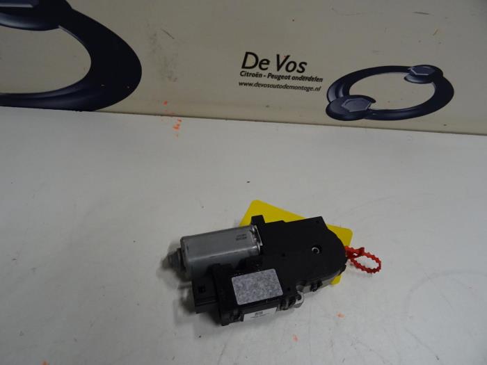 Sunroof motor from a Citroen C4 Picasso 2014