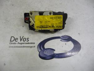 Używane Mechanizm blokady drzwi prawych tylnych wersja 4-drzwiowa Peugeot 406 (8B) 1.8 S,SL,ST,STX 16V Cena € 35,00 Procedura marży oferowane przez De Vos Autodemontagebedrijf