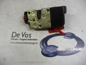 Używane Mechanizm blokady drzwi prawych tylnych wersja 4-drzwiowa Peugeot 406 Break (8E/F) 2.2 16V Cena € 35,00 Procedura marży oferowane przez De Vos Autodemontagebedrijf