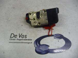 Używane Mechanizm blokady drzwi prawych tylnych wersja 4-drzwiowa Peugeot 406 Break (8E/F) 3.0 V6 24V Cena € 35,00 Procedura marży oferowane przez De Vos Autodemontagebedrijf