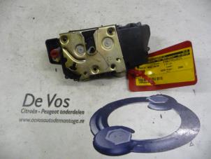 Używane Mechanizm blokady drzwi prawych tylnych wersja 4-drzwiowa Peugeot 406 (8B) 1.8 16V Cena € 35,00 Procedura marży oferowane przez De Vos Autodemontagebedrijf