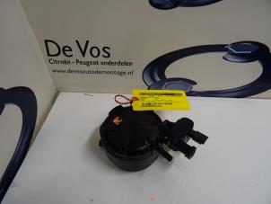 Usagé Boîtier de filtre carburant Peugeot 2008 Prix € 35,00 Règlement à la marge proposé par De Vos Autodemontagebedrijf