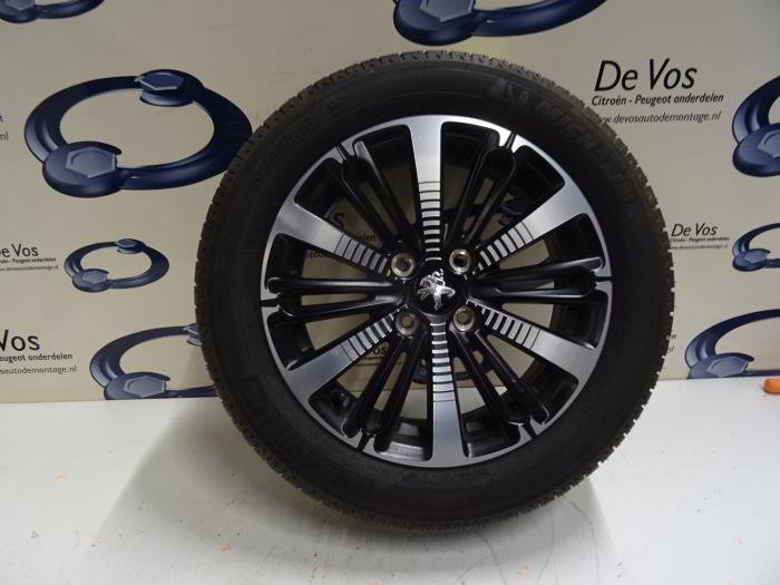 Llanta y neumático de un Peugeot 208 2019
