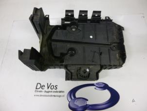 Used Battery box Peugeot 407 Price € 15,00 Margin scheme offered by De Vos Autodemontagebedrijf