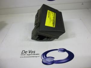 Usagé Support de relais Peugeot 206 (2A/C/H/J/S) 1.6 16V Prix € 10,00 Règlement à la marge proposé par De Vos Autodemontagebedrijf