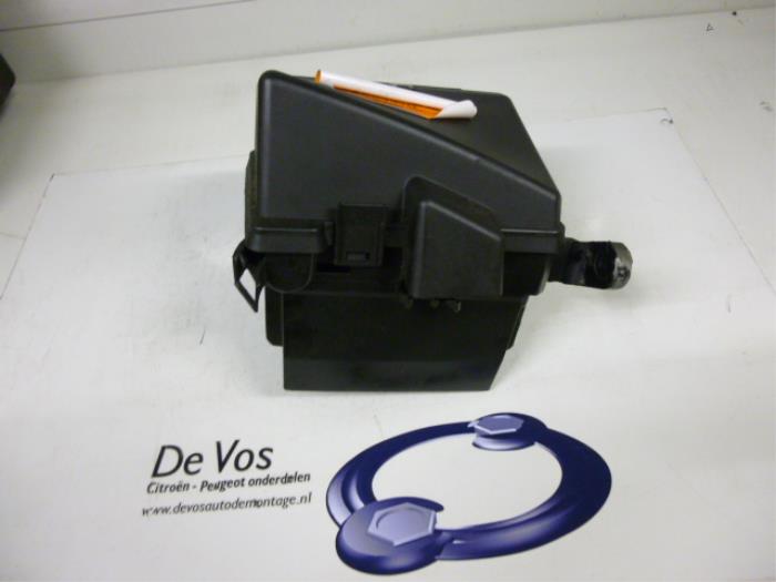 Relay holder from a Peugeot 206 2002