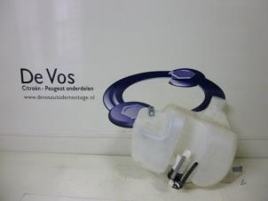 Usagé Réservoir lave-glace avant Peugeot 807 2.0 16V Prix € 25,00 Règlement à la marge proposé par De Vos Autodemontagebedrijf